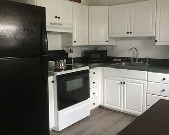 Beautiful Beach Cottage Two Blocks from Beach and Convention Center - Wildwood - Kitchen