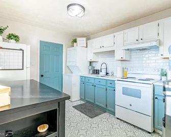 2 Bedroom Cozy Beach Cottage with Water Access - Piney Point - Cocina