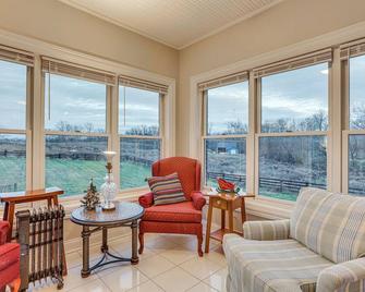 Shelbyville Home - On to the Bourbon Trail! - Shelbyville - Living room