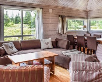 Stunning home in Sjusjøen with sauna - Sjusjøen - Living room