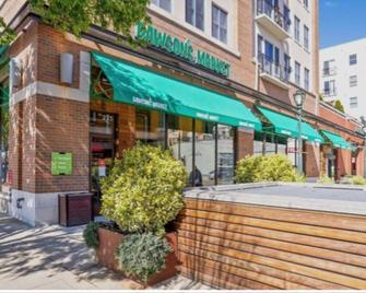 Charming Home Minutes From Downtown Rockville - Rockville - Building