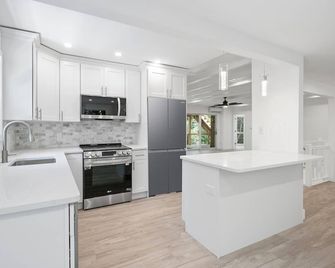 Pristine Queen Ensuite walk out to deck & pool - shared Kitchen LR DR Pool - Sayville - Cocina