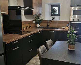 Ground-floor apartment in a residential house - Mercues