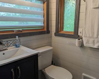 Cozy tiny home w/lofted king bed, outdoor oasis and 5-15m to local activities - Ruckersville