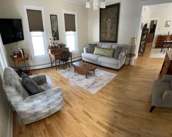 Great 2 bedroom apartment in Downtown Waterbury - واتربوري (فيرمونت) - غرفة معيشة