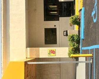 Super 8 by Wyndham Dover - Dover - Building