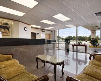 Super 8 by Wyndham Dover - Dover - Lobby
