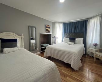 Colonial Oasis of Peace 5 Guest - Utica - Bedroom