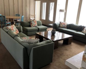 A Wooded, Creekside Home In Macatawa Makes It Easy To Relax & Enjoy A Vacation! - Holland - Wohnzimmer