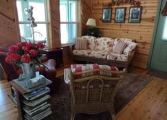 Peaceful cabin on the Flambeau River - Ladysmith - Living room