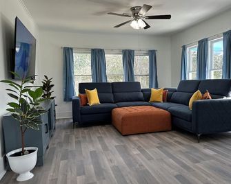 Beautiful Home In Baytown Heights - Baytown - Living room