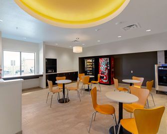 Motel 6 Austin. Tx- Airport - אוסטין - מסעדה