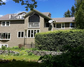Sunny , cozy 1-bedroom, wooded, private, central Island location, close to ocean - Bar Harbor - Building