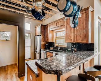 Old Town Loft Oasis with Amazing Rooftop Deck! - Fort Collins - Mutfak