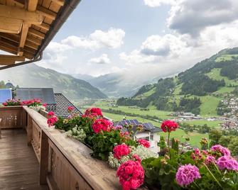 Apartment 'Dornauer Sommer' with Mountain View, Balcony & Wi-Fi - Hippach - Balcony