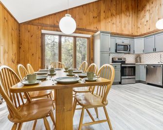 Minutes from gorgeous Mount Snow: Chalet with Hot Tub, Sauna, Game Room - Dover - Salle à manger