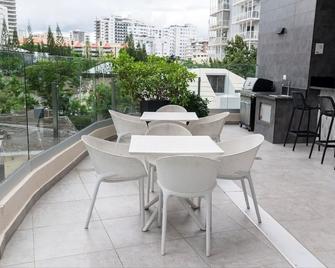 Cozy 2-bedroom apartment in charming Santo Domingo with AC, WiFi, fitness room - Santo Domingo - Balkon