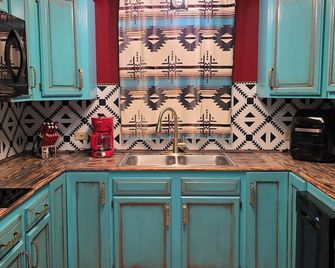 Cowboy-Themed Howdy House 2 Bedroom w/ Saloon & Pool Table - Blackwell - Keuken