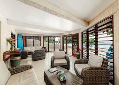 Waves at Surfside - Port Vila - Living room