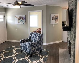 Premier Host - 3 Br Candy Apple Cottage, Pool Access, Walk To Beach - Seaside Heights - Wohnzimmer