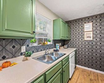 Comfortable Stay Private Hot tub W Arcade - Sevierville - Cocina