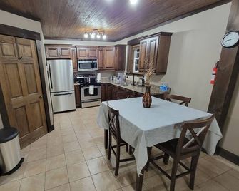 Clean, quite, private, fully furnished apartment! - Deer Lake - Kuchyň