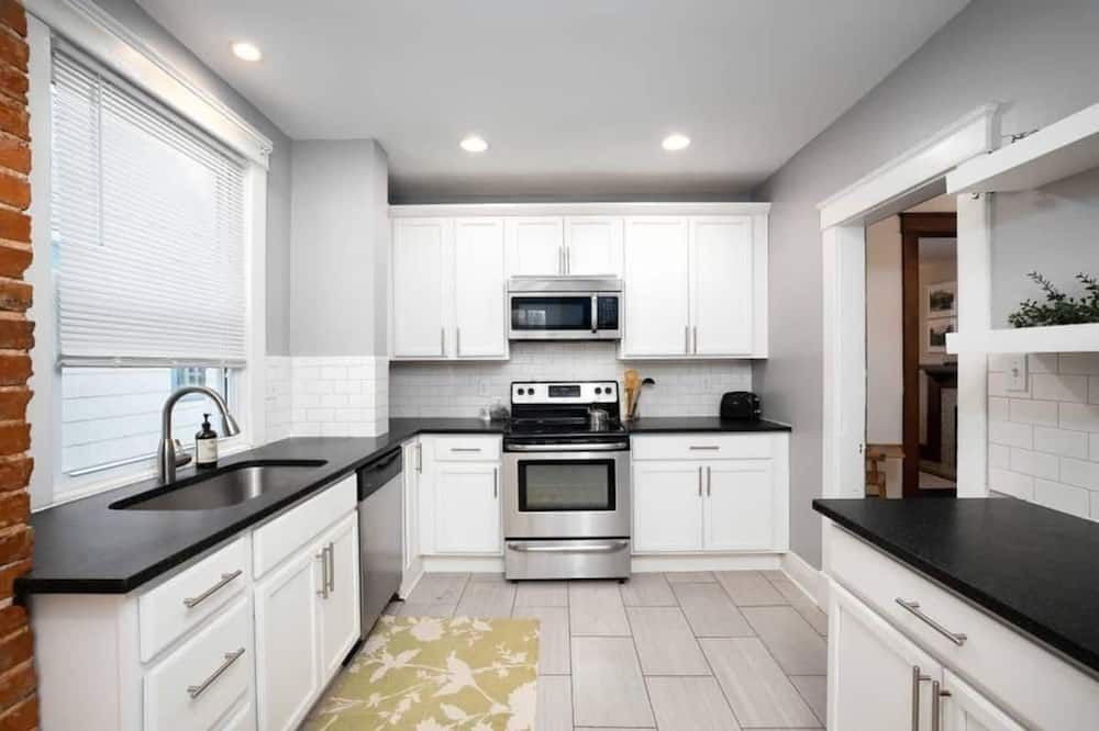 Historic Charm in Walkable Neighborhood - Kansas City - Kitchen