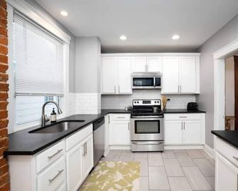Historic Charm in Walkable Neighborhood - Kansas City - Kitchen