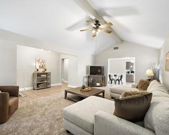 Heart of La Porte TX Sleeps 7 in this 3 Bedroom Home with gameroom - La Porte - Living room