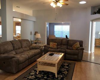Rent This Lovely Spacious Home In The Villages Surrounded By Lots Of Trees - Lady Lake - Living room