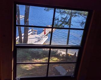 Insta-worthy 3 Bedroom Waterfront Cottage in Haliburton - Haliburton - Balcony