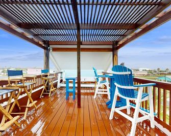 Updated multi-level home with rooftop deck - 2 blocks to water - Rockport - Balcony