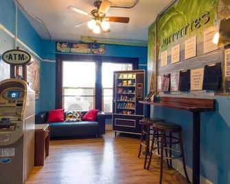 Lucky D's Youth and Traveler's Hostel - San Diego