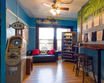 Lucky D's Youth and Traveler's Hostel - San Diego