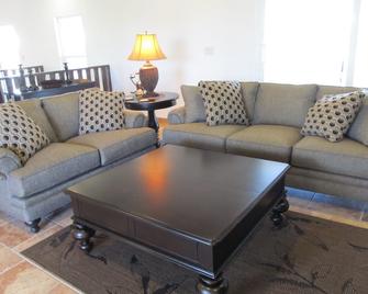 New Luxury Villa, Prime Location, At The Best Pink Sand Beach On The Island! - Governor’s Harbour - Living room
