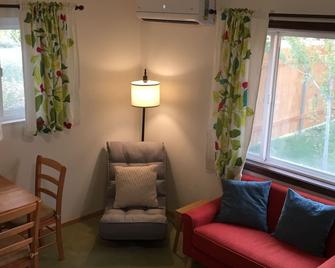 Cozy West Bishop Duplex, Short Stroll to Downtown - Bishop - Living room