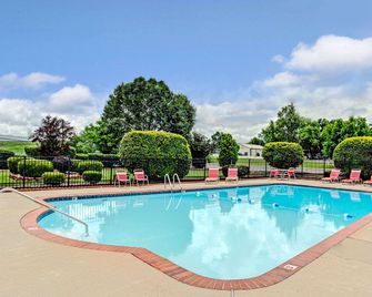 Ramada by Wyndham Murfreesboro - Murfreesboro - Pool