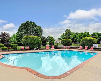 Ramada by Wyndham Murfreesboro - מרפריסבורו - בריכה