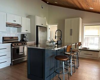 Newly Renovated 4B, 2.5 bath Lakefront home with South Grand Lake Views and dock - Vinita - Kitchen
