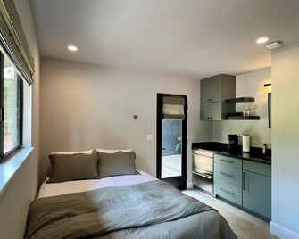 Modern Cozy Pebble Beach Studio with Premium Amenities and WiFi - Pebble Beach - Bedroom