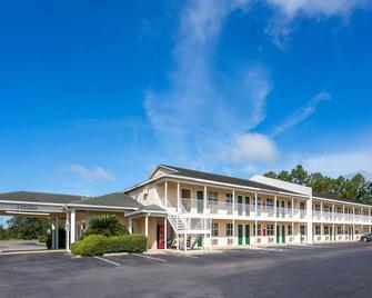 Super 8 by Wyndham Monticello - Monticello - Building