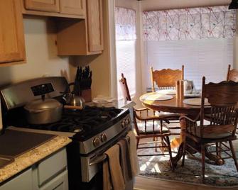 Seasonal Bungalow in the heart of the Hudson Valley - Hopewell Junction - Dining room