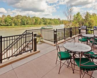 1 Bedroom | Queen Suite Near the River - Rochester - Balcony
