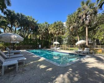 Miami River Inn by Renzzi - Miami - Pool