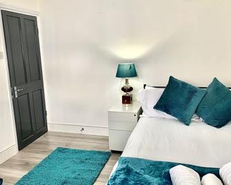 Chic Manor Park Studio: Fully serviced with all the needed equipment - London - Bedroom