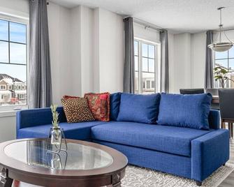 4 Bedroom Town Home with Garage Parking, Fast WiFi, Smart TV with Netflix, Fully Equipped Kitchen, Sleeps 10, Ideal for Families - Airdrie - Living room