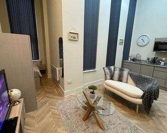 Headrow Apartments The Lounge - Leeds - Living room