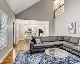 Beautiful Private 4 Br Duluth Home! - Duluth - Living room