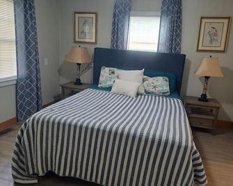 Bella Vista - Waterfront Getaway, Kayaks, fishing & Close to Topsail Beaches! - Sneads Ferry - Bedroom