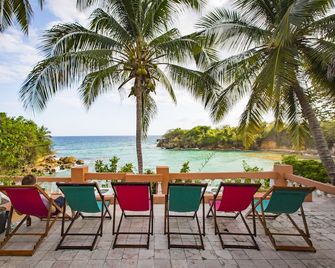 Hôtel-Restaurant Cyvadier Plage - Jacmel - Binnenhof
